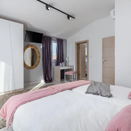 4 Bedroom Cozy In Mihatovici * Rosini