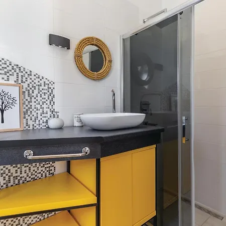 Vakantiehuis 4 Bedroom Cozy In Mihatovici