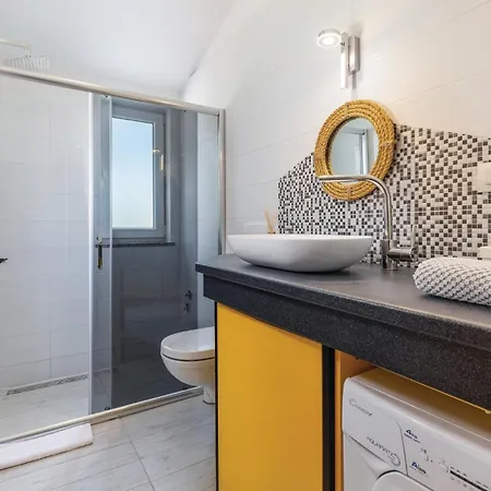4 Bedroom Cozy In Mihatovici Rosini
