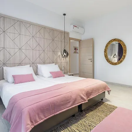 4 Bedroom Cozy In Mihatovici Rosini