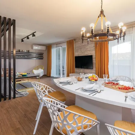4 Bedroom Cozy In Mihatovici Vakantiehuis