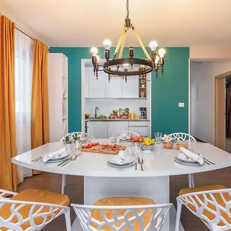 4 Bedroom Cozy In Mihatovici Vakantiehuis *