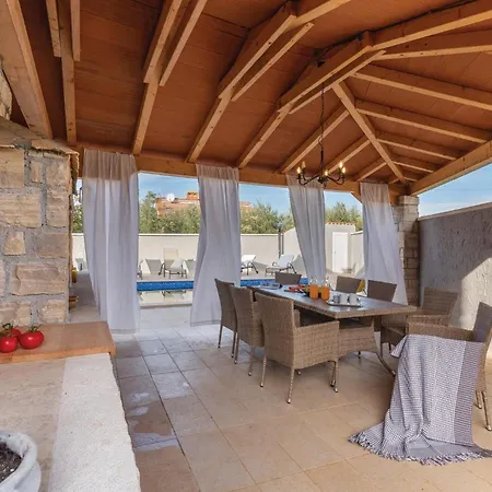 Vakantiehuis 4 Bedroom Cozy In Mihatovici *