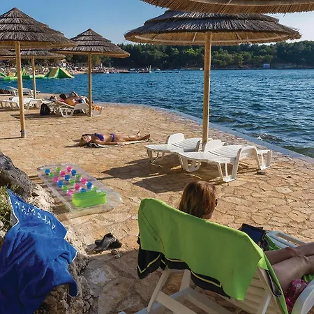 4 Bedroom Cozy In Mihatovici Vakantiehuis *