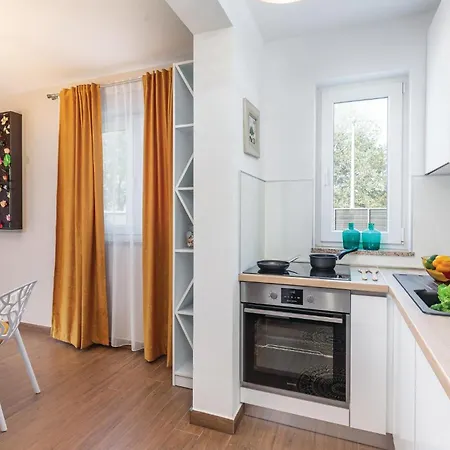 Holiday home 4 Bedroom Cozy In Mihatovici