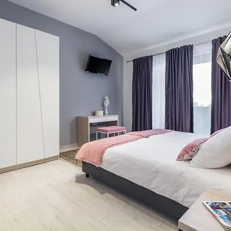 4 Bedroom Cozy In Mihatovici Holiday home Rosini