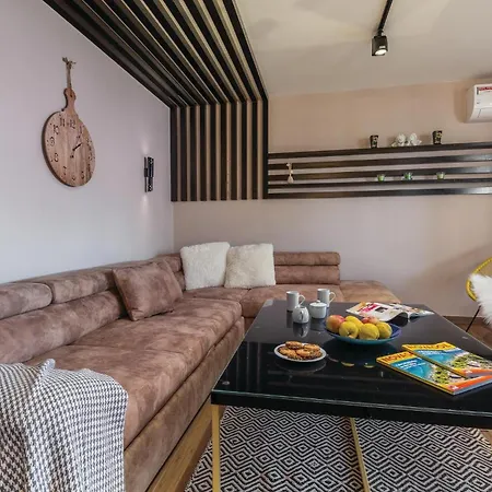 4 Bedroom Cozy In Mihatovici *